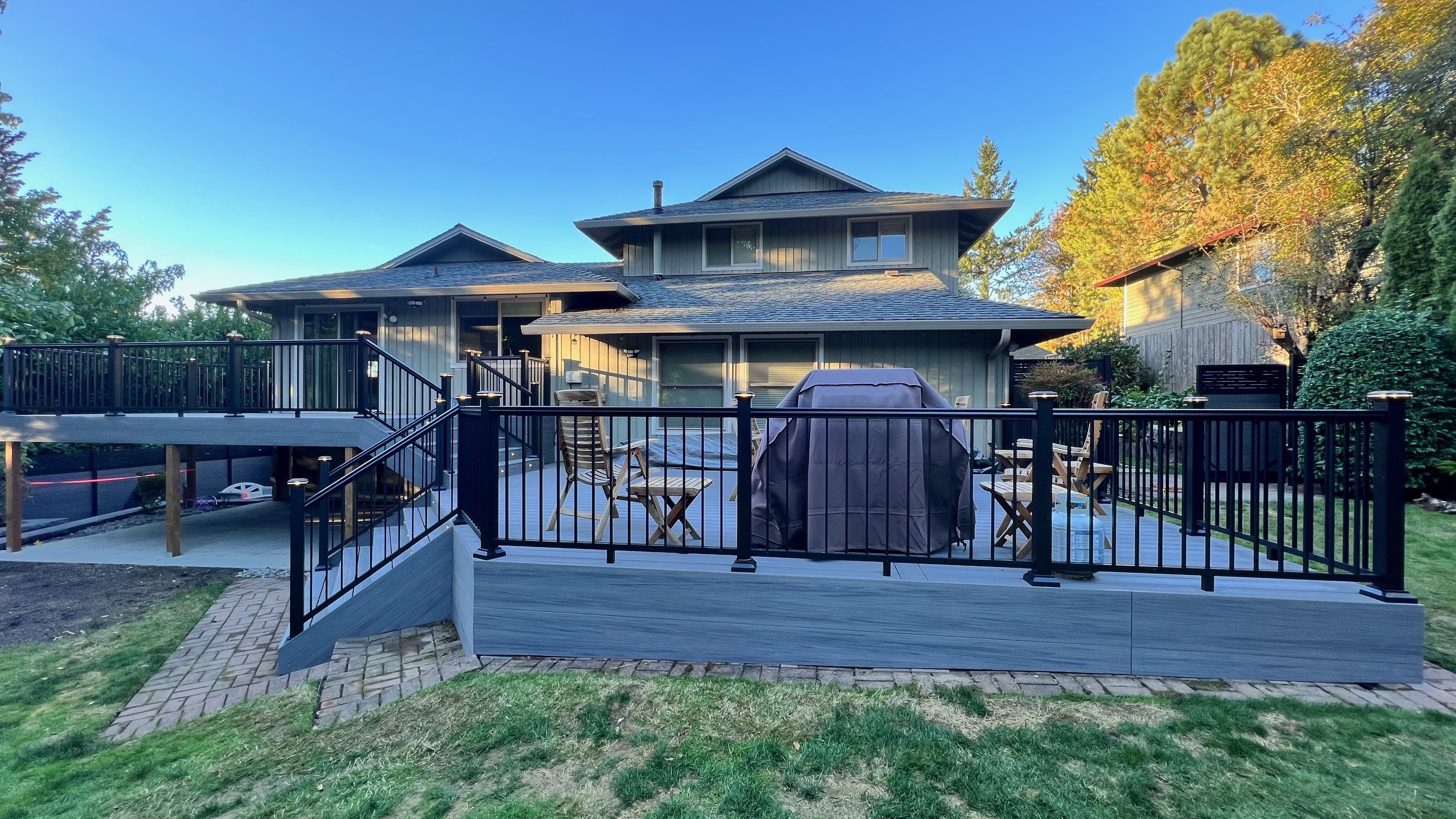 Finished multi-level composite deck with black aluminum railing